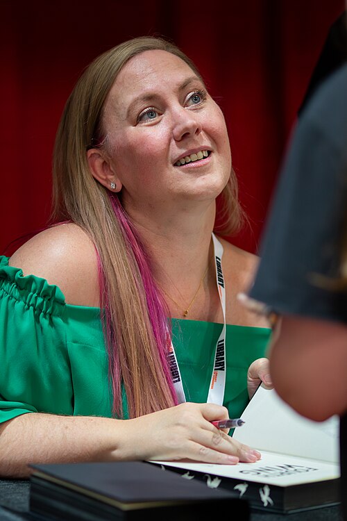 Rebecca Yarros by Fuzheado, CC BY 4.0, via Wikimedia Commons Rebecca Yarros