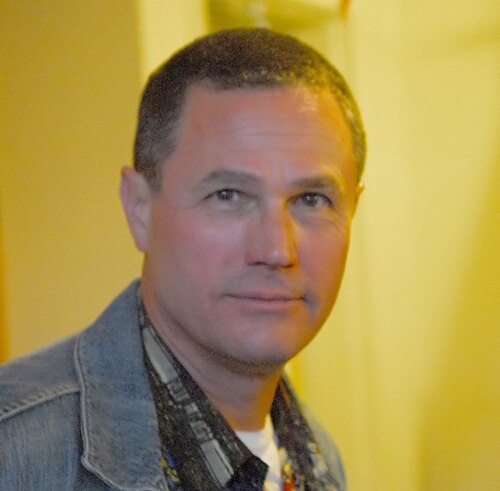 Robert Crais by Mark Coggins San Francisco, CA, CC BY 2.0, via Wikimedia Commons Robert Crais
