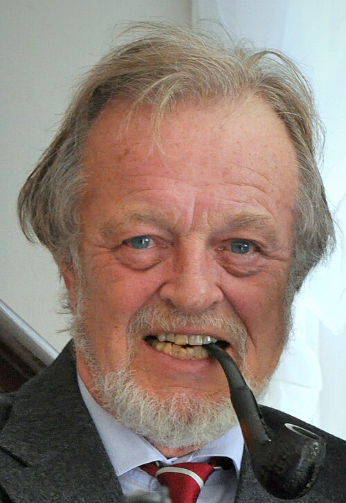 Bernard Cornwell by SarahSierszyn from Chatham, MA, USA, CC BY 2.0, via Wikimedia Commons Bernard Cornwell