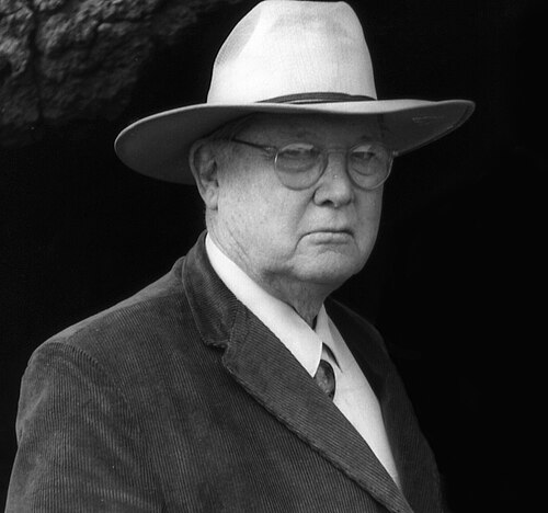 Erle Stanley Gardner by John Atherton, CC BY-SA 2.0, via Wikimedia Commons Erle Stanley Gardner